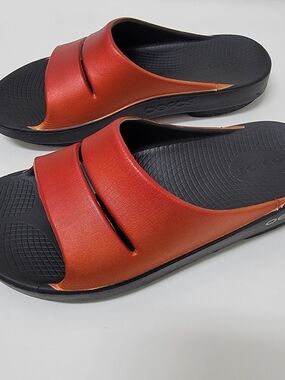 OOFOS Ooahh Slide Luxe Sandals Orange Red Black Recovery Cushioned EUC M-8 W-10
